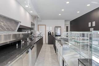 Propriété commerciale d'environ 62 m² avec une maison à louer dans le centre de Lauwe. MISE EN PAGE : Rez-de-chaussée : - un espace commercial avec...