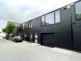 Ontdek dit recent gerenoveerde en instapklare bedrijfsgebouw, bestaande uit een modern landschapskantoor van 76 m² gecombineerd met een praktische magazijnruimte van 76 m².<br /><br />Dankzij de uitstekende ligging langs de Brusselsesteenweg, vlakbij de op- en afrit van de R4 en één van de belangrijkste invalswegen naar Gent, geniet u van een vlotte bereikbaarheid.<br /><br />Via een aparte inkom met trap bereikt u het kantoor op de eerste verdieping. De kantoorruimte beschikt over een representatieve inkom met balie, een ruim landschapskantoor, een praktische kitchenette achter de balie en een aangename lucht-luchtverwarming en -koeling.<br /><br />Op het gelijkvloers bevinden zich de sanitaire voorzieningen en de magazijnruimte, ideaal voor opslag of logistieke activiteiten.<br /><br />Vooraan het gebouw zijn 2 privatieve parkeerplaatsen inbegrepen.<br /><br />Troeven:<br />✔ 76 m² modern landschapskantoor<br />✔ 76 m² magazijnruimte<br />✔ Aparte inkom met balie<br />✔ Kitchenette en sanitair<br />✔ Lucht-luchtverwarming en -koeling<br />✔ Uitstekende ligging nabij de R4 en Gent<br />✔ Beschikbaar vanaf 01/09/2026<br /><br />Een ideale combinatie van kantoor en opslag op een strategische locatie.<br />Absoluut een bezoek waard!