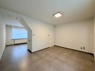 Deze charmante starterswoning met twee slaapkamers, diepe zuidgerichte tuin en aparte garage is terug te vinden vlakbij centrum Roeselare. <br />Dit vlakbij verschillende scholen, supermarkten, horeca, station, etc.<br /><br />Op de benedenverdieping van het eigendom treffen we een inkomhal, ruime woon- en eetkamer met daarnaast een geïnstalleerde keuken. <br />Via de keuken heeft u toegang tot de veranda met toilet, het terras, de wasplaats en de omheinde tuin.  <br /><br />Op de eerste verdieping van deze instapklare woning vinden we twee slaapkamers en een badkamer terug. Wanneer u nog een verdieping hoger gaat, treffen we een geriefelijke zolder aan. <br />Daarnaast is de garage op enkele ogenblikken van het eigendom, het treft een afgesloten garage met automatische poort. <br /><br />Tot slot beschikt de woning over centrale verwarming op aardgas, dubbele beglazing, rolluiken en een diepe omheinde tuin met terras. <br /><br /><strong>Goed om weten: </strong><br />Basishuurprijs: €835,-/maand <br />Beschikbaar vanaf heden<br /><br /><strong>Is dit de instapklare woning waarvan u droomt? <br />Twijfel niet langer en leg vandaag uw bezoek vast!  </strong>