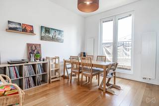 <p><strong><span>Informatie &amp; bezoeken: 02 315 51 71</span></strong></p>
<p><span>We Invest presenteert dit prachtige duplexappartement van hoogstaande kwaliteit, gelegen aan de </span><strong><span>Parlementsstraat 3 in Brussel</span></strong><span>, in het hart van de prestigieuze Europese wijk.</span></p>
<p><span>Dit nieuwe appartement bevindt zich op de </span><strong><span>5e en 6e verdieping</span></strong><span> van een modern gebouw met lift en biedt ruime leefruimtes en hoogwaardige afwerkingen. Het beschikt over een lichtrijke </span><strong><span>leefruimte van 45 m²</span></strong><span> met directe toegang tot een terras van meer dan </span><strong><span>30 m²</span></strong><span>, evenals een volledig uitgeruste open keuken met bergruimte.</span></p>
<p><span>Op de benedenverdieping bevinden zich </span><strong><span>3 slaapkamers van 20 m², 15 m² en 12 m²</span></strong><span>, een badkamer met jacuzzi, een douchekamer, twee aparte toiletten, een vestiaire en een wasruimte. Twee bijkomende terrassen vervolledigen het geheel en bieden een prachtig uitzicht over Brussel.</span></p>
<p><span>Voor uw comfort en veiligheid beschikt het appartement onder meer over veiligheidsdeuren, een codeslot, videofoons en parlofoons.</span></p>
<p><strong><span>Twee verplichte parkeerplaatsen zijn beschikbaar aan €20.000 per plaats.</span></strong></p>
<p><span>De uitzonderlijke ligging in het hart van de Europese wijk biedt een vlotte toegang tot het Europees Parlement, de Europese Commissie, de Europese Raad en talrijke instellingen, ambassades en internationale organisaties. Ook het openbaar vervoer is uitstekend bereikbaar, met onder meer het station Brussel-Luxemburg, metro, tram en bus in de nabije omgeving.</span></p>
<p><span>Daarnaast geniet u van de nabijheid van het </span><strong><span>Leopoldpark en het Jubelpark</span></strong><span>, evenals van talrijke winkels, restaurants, bars, scholen en kinderdagverblijven.</span></p>
<p><span>Een uitzonderlijk appartement dat ruimte, comfort, terrassen en een topligging in het hart van de Europese wijk combineert.</span></p>
<p><strong><span>Te bezoeken zonder uitstel!</span></strong></p>