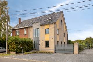 Stap binnen in deze charmante halfopen woning, gebouwd in 2001, en ervaar meteen het gevoel van thuiskomen. Met een bewoonbare oppervlakte van 234...