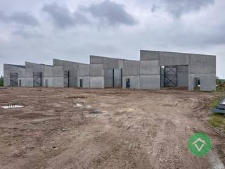 Nieuwe KMO-units te Roeselare, een modern en duurzaam bedrijventerrein bestaande uit 10 loodsen.In dit nieuwe KMO-park, *ARDOPOORT*, bieden wij een...