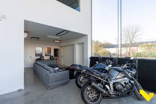 Deze bedrijfsunit met een totale oppervlakte van 244 m² bevindt zich op een strategische locatie met uitstekende zichtbaarheid. Het pand is...