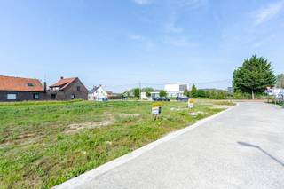 Op dit ruime villaperceel van 451 m² krijg je alle vrijheid om jouw ideale thuis te realiseren. Dankzij de flexibele stedenbouwkundige voorschriften, met mogelijkheden voor één of twee bouwlagen en een vlak of hellend dak, ontwerp je een woning die perfect aansluit bij jouw woonwensen.
Deze bouwgronden voor open bebouwing zijn zuidwest georiënteerd. Hier bouw je geen standaardwoning, maar een thuis die volledig afgestemd is op jouw manier van leven. Samen met Hyboma werk je een woning op maat uit, in de stijl die bij jou past en met de vrijheid om een eigen architect te kiezen.
Dankzij de huidige energienormen en duurzame bouwtechnieken woon je comfortabel, toekomstgericht en energiezuinig.
Deze nieuwe verkaveling grenst aan het Krommebeekbos, een unieke troef die wonen hier bijzonder maakt. Dagelijks geniet je van rust, natuur en ruimte, terwijl de stad toch vlakbij blijft. Voor boodschappen, scholen, sportfaciliteiten en openbaar vervoer hoef je nooit ver en dankzij de vlotte verbindingen en het station van Roeselare op 2 km geniet je bovendien van een uitstekende bereikbaarheid.
Zie jij jezelf hier al wonen? Contacteer nieuwbouwadviseur Francis voor meer informatie of maak een afspraak om de mogelijkheden van deze villapercelen te ontdekken.
Je vindt deze bouwgronden naast Beversesteenweg 262.