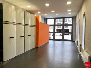 Magazijn (ca. 240 m²) met bijhorende kantoor- of handelsruimte (ca. 50 m²) te huur nabij het centrum van Sint Antonius.<br />Dit kantoor/handelsruimte is gelegen op het gelijkvloers met rechtstreekse individuele toegang voor klanten. Ook het magazijn heeft een rechtstreekse toegang via de automatische poort achteraan. Men mag gebruik maken van een gedeelde eetruimte/keuken en het gedeelde sanitair.<br />Het magazijn kan enkel als opslagruimte gebruikt worden.<br /><br />Mogelijkheid tot het bij huren van extra kantoorruimte en/of extra magazijnruimte vanaf april 2026. Extra huurprijs bespreekbaar.<br /><br />Maandelijkse kosten: Een provisie van € 400/maand voor de nutsvoorzieningen (elektriciteit, gas, water).<br /><br />Voor meer informatie of een bezoek ter plaatse, neem contact op met Julie via julie@reds.be.