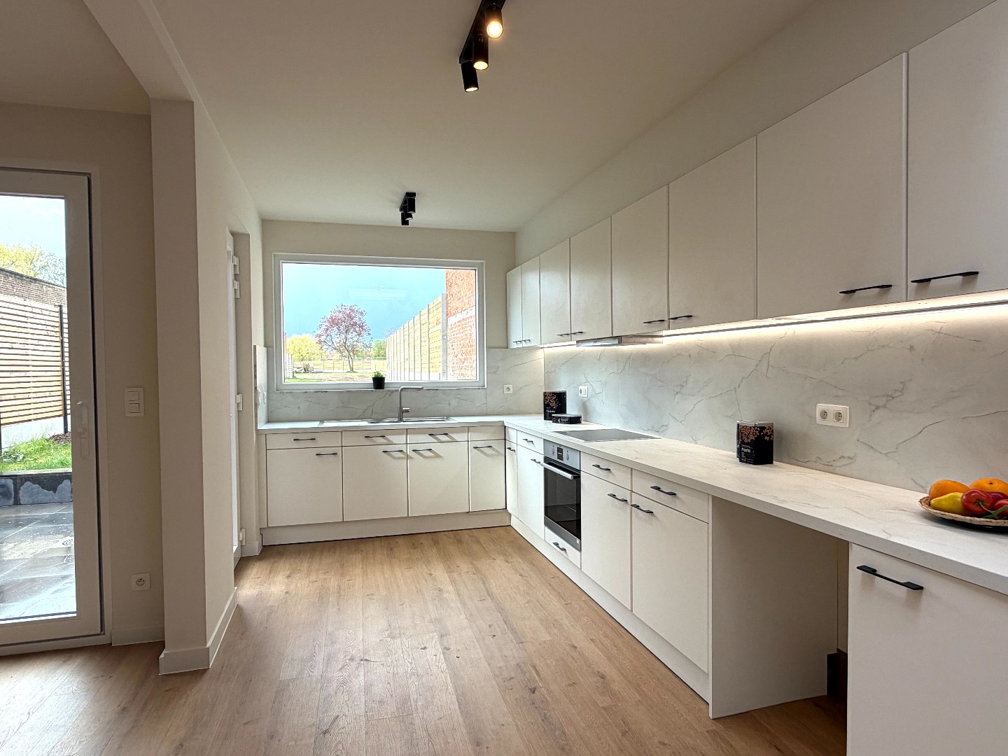 Gerenoveerde gezinswoning met 3 slaapkamers, tuin en garage. - foto 4
