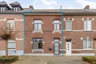 <p><span><strong>TE KOOP: Gesloten bebouwing met 3 slaapkamers te Kuringen!</strong></span></p><p><span><span>Ontdek deze prachtige gesloten bebouwing in Kuringen. De woning werd tien jaar geleden aangekocht en volledig gerenoveerd met oog voor kwaliteit en afwerking. Ze is ideaal voor mensen die op zoek zijn naar een instapklare woning in de nabijheid van het centrum van Hasselt. Bij het betreden van de gelijkvloerse verdieping komt u in de inkomhal, die toegang biedt tot de trap, een apart toilet en de doorgang naar de leefruimte. De ruime en lichtrijke woonkamer beschikt over grote raampartijen en is uitgerust met een ingemaakte tv-kast. Aansluitend bevindt zich de prachtig vernieuwde open keuken. De moderne open keuken is volledig uitgerust met kwalitatieve inbouwtoestellen en is een echte troef voor kookliefhebbers. Zo beschikt ze over een Smeg-gasvuur, een ingebouwd koffieapparaat, een combi-oven en een vaatwasser. Naast de keuken bevindt zich de eerste badkamer, ingericht met een dubbele lavabo, een inloopdouche en voldoende kastruimte. Via de badkamer heeft u toegang tot de eerste slaapkamer, die voorzien is van een achterliggende wand voor het plaatsen van een kast of extra opbergruimte. Dankzij de vele stopcontacten kan deze ruimte ook perfect dienen als bureau. Op de eerste verdieping vindt u een ruime slaapkamer, een tweede badkamer en een technische ruimte. Net zoals de slaapkamer op het gelijkvloers beschikt ook deze kamer over een wandconstructie waarmee een dressing kan worden gecreëerd. De tweede badkamer is uitgerust met een toilet, een dubbele lavabo en een ligbad. Via de vaste trap bereikt u de zolderverdieping, waar zich de derde, ruime slaapkamer bevindt. Buiten geniet u van een volledig betegeld terras. Daarnaast is er een praktische overkapping voorzien voor het plaatsen van vuilnisbakken en/of fietsen.</span></span></p><p><span><strong>Indeling:</strong></span></p><p><span><span>Gelijkvloers:</span></span></p><p><span><span>Inkomhal, gastentoilet, woonkamer, ruime open keuken, badkamer 1 met inloopdouche, dubbele lavabo met meubel, slaapkamer 1 </span></span></p><p><span><span>Eerste verdieping:</span></span></p><p><span><span>Nachthal, slaapkamer 2, Technische ruimte, badkamer 2 met toilet, ligbad en dubbele lavabo.</span></span></p><p><span><span>Zolder:</span></span></p><p><span><span>Bereikbaar via vaste trap, slaapkamer 3</span></span></p><p><span><span>Tuin:</span></span></p><p><span><span>Terras </span></span></p><p><span><strong>Troeven:</strong></span></p><p><span><span>- Instapklaar!</span></span></p><p><span><span>- Zeer goed onderhouden!</span></span></p><p><span><span>- Top locatie!</span></span></p><p><span><span>- Gunstig EPC! (Label B)</span></span></p><p><span><span>- Voorzien van vliegenramen!</span></span></p><p><span><strong>EPC: 183 kWh/m²jaar B-Label 20260205-0003785385-RES-1</strong></span></p><p><span><strong>Stedenbouwkundige info: woongebied - bouwvergunning - verkavelingsvoorschriften - geen voorkooprecht - geen dagvaarding</strong></span></p><p><span><strong>P-score: A</strong></span></p><p><span><strong>G-score: A</strong></span></p><p><span><strong>*Bron bewoonbare oppervlakte: EPC</strong></span></p>