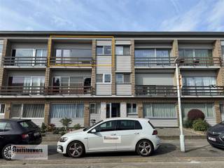 <p><span>Te moderniseren appartement op centrale locatie.</span></p><p><span> </span></p><p><span>Dit appartement beschikt over 2 slaapkamers, polyvalente ruimte en 2 terrassen. </span></p><p><span>De garagebox dient bij aangekocht te worden aan € 25.000</span></p><p><span> </span></p><p><span>BIJZONDERHEDEN:</span></p><p><span>PVC ramen met dubbele beglazing</span></p><p><span>Nieuwe Vaillant condensatiebrander op gas 2022</span></p><p><span>Dak recent vernieuwd en geïsoleerd</span></p><p><span>terras achteraan wordt nog vernieuwd (vloer, balustrade en bergkast)</span></p><p><span>Energiezuinig: epc-label B</span></p><p><span> </span></p><p><span> </span></p><p><span> </span></p>