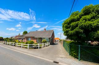 <p>Deze goed onderhouden woning met loods en ruime garage/opslagruimte is rustig gelegen te Ingelmunster en geniet tegelijk van een vlotte bereikbaarheid dankzij de nabijheid van diverse invalswegen. De loods en de ruime garage bieden tal van mogelijkheden (opslag, stockage) voor zelfstandigen, zoals metselaars, tuinaannemer of andere vakmensen, en zijn eveneens geschikt als opslag- of hobbyruimte.</p>
<p>Indeling woning:</p>
<p><u>Gelijkvloers:</u><br />– inkomhal<br />– lichtrijke leefruimte<br />– keuken met eetplaats<br />– 2 slaapkamers<br />– badkamer<br />– berging</p>
<p><u>Eerste verdiep:</u><br />– ruime zolder met vele mogelijkheden</p>
<p>Tuin met terras & stijlvolle tuinberging</p>
<p>Loods & ruime garage/opslagruimte</p>
<p>Algemene info:<br />– EPC: 545 kWh/m² jaar<br />– opp. perceel: 967 m²<br />– CV op mazout<br />– kruipkelder aanwezig<br />– er bestaat de mogelijkheid om de achterliggende woning (nr. 9) mee aan te kopen (perceelsopp: 1125 m²; VP: € 125.000)</p>
<p>Bepaalde beelden zijn digitaal geoptimaliseerd/virtueel ingericht, elementen kunnen licht afwijken van de realiteit. Voor een correcte weergave verwijzen wij naar een plaatsbezoek.</p>
<p>Indien u meer info of een bezoek wenst, contacteer Immo-deal bv: 0486 72 70 73.</p>