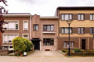 <p><span>Charmante woning met luxueuze keuken op gegeerde locatie in Deurne</span></p><p><span> </span></p><p><span>Aan de groene </span><span>Ter Rivierenlaan</span><span> in </span><span>Deurne</span><span> bevindt zich deze verzorgde woning met een mooie combinatie van </span><span>ruimte, comfort en een uitstekende ligging</span><span>. Je woont hier in een aangename woonomgeving nabij </span><span>scholen</span><span>, </span><span>winkels</span><span>, </span><span>openbaar vervoer</span><span> en verschillende groenzones zoals het Rivierenhof en het Boekenbergpark. Bovendien geniet je van een vlotte verbinding naar Antwerpen centrum en belangrijke invalswegen.</span></p><p><span> </span></p><p><span>Bij het binnenkomen word je verwelkomd in de prachtig authentieke inkomhal met vestiaire. Vooraan bevindt zich de gezellige </span><span>living</span><span>, aansluitend de </span><span>eetkamer</span><span> en achteraan de woning de prachtige </span><span>luxueuze keuken</span><span>, die meteen in het oog springt dankzij de hoogwaardige afwerking en het mooie contact met de buitenruimte. Tevens is er een toilet en handige wasberging.</span></p><p><span>De toffe </span><span>stadskoer</span><span> vormt een aangename plek om te ontspannen of gezellig te tafelen.</span></p><p><span> </span></p><p><span>Op de verdieping bevinden zich </span><span>2 slaapkamers</span><span> en een </span><span>dressing</span><span> met doorgang naar de badkamer, wat zorgt voor een praktische en comfortabele indeling.</span></p><p><span>De woning is bovendien </span><span>grotendeels onderkelderd</span><span>, ideaal als extra opslagruimte of hobbyruimte. </span></p><p><span>Erg praktisch is de dubbele </span><span>parkeermogelijkheid voor de woning</span><span>.</span></p><p><span> </span></p><p><span>Troeven:</span></p><ul><li><span>Luxueuze keuken</span><span> </span></li><li><span>Toffe stadskoer</span><span> </span></li><li><span>2 slaapkamers + dressing</span><span> </span></li><li><span>Grotendeels onderkelderd</span><span> </span></li><li><span>2 parkeerplaatsen: oprit</span><span> </span><span>en op straat</span></li><li><span>EPC C</span><span> </span></li><li><span>Groene en vlot bereikbare omgeving</span><span> </span></li><li><span> </span></li></ul><p><span>Interesse in deze instapklare woning op toplocatie in Deurne? </span></p><p><span>Neem contact op via 03 646 66 55 of sofie@sinjoor.be</span></p>
