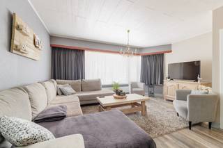 <p>Dit aangename gelijkvloers appartement is gelegen aan de Steenweg op Zevendonk 53 in Turnhout, op korte afstand van het centrum. Dankzij de ligging zijn winkels, scholen en andere voorzieningen vlot bereikbaar en geniet u bovendien van een uitstekende bereikbaarheid.<br /><br />Via de inkomhal, met handige bergruimte, bereikt u de lichtrijke leefruimte. Deze sluit mooi aan op de volledig uitgeruste open keuken. Verder beschikt het appartement over een apart toilet. De badkamer is uitgerust met een ligbad, lavabo en badkamermeubel. Daarnaast zijn er twee comfortabele slaapkamers, die beide praktisch kunnen worden ingericht.<br /><br />Vanuit de leefruimte heeft u toegang tot de noordoostgerichte tuin met gezellig terras, een fijne plek om buiten te genieten. De tuin biedt bovendien rechtstreeks toegang tot de private garagebox, wat zorgt voor extra comfort en praktische parkeergelegenheid. Garagebox verplicht mee aan te kopen voor 30.000 euro.<br /><br />Met een EPC-label B is het appartement energiezuinig en is er geen renovatieverplichting van toepassing.<br /><br />• Gelijkvloers appartement van 88 m²<br />• Noordoostgerichte tuin met terras<br />• Rechtstreekse toegang tot private garagebox<br />• EPC-label B, geen renovatieverplichting<br />• Uitstekende bereikbaarheid nabij het centrum</p>