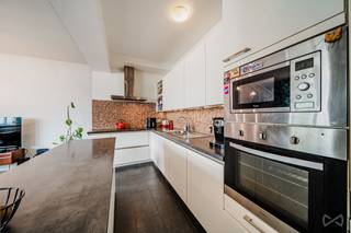 <pre><span>Informatie & bezichtigingen: 02 315 51 71
Molenbeek – We Invest biedt dit fantastische appartement van meer dan 140 m² aan! De indeling is als volgt:
Inkomhal met gastentoilet en wasruimte. Een zeer ruime woon- en eetkamer met een prachtige, volledig uitgeruste open keuken (totale oppervlakte van meer dan 40 m²).
Gang naar het slaapgedeelte met toegang tot een werkkamer (of 4e slaapkamer, 11 m²), een doucheruimte met toilet, twee extra slaapkamers en de hoofdslaapkamer met eigen badkamer en toilet.
EPC-score D, conforme elektrische installatie, nieuwe verwarmingsketel!
Optioneel: parkeerplaats en kelder beschikbaar voor € 30.000.
Ideaal voor een gezin of voor co-housing (4 personen)!
Absoluut een bezichtiging waard – plan uw bezoek vandaag nog!</span></pre>