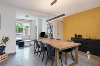 <p><span>Bienvenue dans cette maison de ville accueillante et prête à emménager, située à un emplacement privilégié au centre de Louvain, à la Hogestraat 8. Cette maison combine le charme de la vie urbaine avec le confort contemporain et l'efficacité énergétique, ce qui en fait le logement idéal pour les personnes à la recherche d'un chez-soi chaleureux à distance de marche de toutes les commodités.</span></p><p><span>Le bien a été entièrement rénové en 2004 et offre un cadre de vie agréable avec beaucoup de lumière naturelle dans tous les espaces. Au rez-de-chaussée, il y a un salon et une salle à manger charmants qui se connectent parfaitement à la cuisine pratique. De plus, il y a un WC pour invités séparé et une buanderie séparée, ce qui augmente considérablement le confort au quotidien.</span></p><p><span>Un atout absolu de cette propriété est le jardin urbain accueillant. Ici, vous pouvez profiter en toute tranquillité de la vie en plein air, avec l'attrait supplémentaire d'un joli petit étang qui crée une atmosphère unique et relaxante en plein cœur de la ville.</span></p><p><span>Au premier étage, se trouvent une chambre spacieuse, une deuxième chambre plus petite et la salle de bain. Le deuxième étage, sous le toit, abrite une troisième chambre étonnamment spacieuse qui peut parfaitement servir de chambre principale, de salle de loisirs ou de bureau à domicile.</span></p><p><span>Cette propriété se distingue également par son efficacité énergétique. En 2021, pas moins de 11 panneaux solaires et une batterie domestique ont été installés. De plus, une nouvelle chaudière à gaz à condensation a été installée et le toit a été renforcé par une isolation supplémentaire. Ces investissements se traduisent par une maison économe en énergie avec un </span><span>label EPC B</span><span>, ce qui se traduit par une consommation énergétique réduite et un confort de vie accru.</span></p><p><span>Atouts de la propriété :</span></p><ul><li><span>Emplacement central au cœur de Louvain </span></li><li><span>Rénovation réalisée en 2004 </span></li><li><span>Espaces de vie lumineux </span></li><li><span>Jardin de ville accueillant avec étang </span></li><li><span>3 chambres </span></li><li><span>Buanderie et WC séparés </span></li><li><span>11 panneaux solaires et batterie domestique (2021) </span></li><li><span>Nouvelle chaudière à gaz à condensation (2021) </span></li><li><span>Isolation supplémentaire du toit </span></li><li><span>Label EPC économe en énergie B </span></li><li><span>Logement idéal pour un premier achat ou investissement intéressant </span></li></ul><p><span>Vous recherchez une maison charmante et économe en énergie dans un excellent emplacement à Louvain ? Alors, la Hogestraat 8 mérite sans aucun doute une visite. Cette propriété offre tout ce dont vous avez besoin pour vivre confortablement dans le centre-ville dynamique.</span></p>