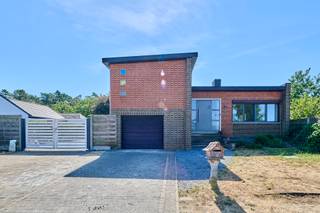 Ideale starterswoning met potentieel op een mooi perceel in Tessenderlo-Ham!
Op De Warande 90 vind je deze verrassende woning met 144 m² bewoonbare oppervlakte op een mooi perceel van 775 m².
De woning beschikt over 2 slaapkamers, een recent vernieuwde keuken en badkamer, elektrische rolluiken en een inpandige garage.
Met haar open leefruimte en fijne tuin biedt deze woning heel wat mogelijkheden om er helemaal je eigen thuis van te maken.
Bouwjaar: 1963 | Perceel: 775 m² | Bewoonbare oppervlakte: 144 m² | 2 slaapkamers