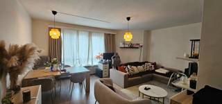<div><strong>Te huur – Schitterend appartement met 1 slaapkamer in uitstekende staat.<br /><br /></strong><span></span></div>
<div>Gelegen op de 3de verdieping van een verzorgd gebouw met lift, zal dit mooie en lichtrijke appartement u bekoren door de uitstekende staat van onderhoud, de ideale ligging en het dagelijks comfort.<br /><br /><span></span></div>
<div>Het appartement bestaat uit een inkomhal, een aangename en lichte woonkamer van 30 m², een half-ingerichte keuken van 7 m², een apart toilet en een bergkast. Verder is er een grote slaapkamer van 15 m² en een volledig betegelde douchekamer met aansluiting voor een wasmachine en droogkast.<br /><br /><span></span></div>
<div>✔ PVC-ramen met dubbele beglazing<br />✔ Beveiligde deur (appartement + gebouw)<br />✔ Lift en elektriciteit conform<br />✔ Proper en goed onderhouden gebouw<br /><br /><span></span></div>
<div>Ideaal gelegen in de directe nabijheid van winkels, openbaar vervoer, scholen, parken en het station.<br /><br /><span></span></div>
<div>Provisie van lasten: € 200/maand (inclusief verwarming, warm en koud water, onderhoud en elektriciteit van de gemeenschappelijke delen, lift en brandverzekering van het gebouw).<br /><br /><span></span></div>
<div>Een comfortabel appartement, instapklaar, in een praktische en gezochte omgeving.<br /><br /><span></span></div>
<div>Contacteer ons voor meer informatie of om een bezoek af te spreken op 02/262.45.78 of via meise@weinvest.be</div>