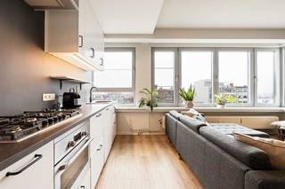 Stel je voor: elke ochtend wakker worden met een ononderbroken zicht over de Antwerpse skyline, de kathedraal in het vizier en de stad aan je voeten. Dit is geen appartement — dit is een standpunt.<br /><br />Op de 8e verdieping van de Italiëlei vindt u een volledig gerenoveerd penthouse van 100m² dat licht, ruimte en stadsgevoel combineert op een manier die in Antwerpen zeldzaam is. De open leefruimte met grote raampartijen baadt in daglicht. De moderne keuken, gerenoveerde badkamer en twee volwaardige slaapkamers zijn stuk voor stuk afgewerkt met oog voor detail.<br /><br />Maar wat dit appartement echt bijzonder maakt, zijn de cijfers:<br /><br />€199/maand aan lasten — inclusief water, verwarming én syndic. In Antwerpen is dat uitzonderlijk.<br />EPC B — geen renovatieplicht, geen verplichte investering, geen deadline. Gewoon wonen.<br /><br />Onmiddellijk beschikbaar — geen wachttijd, geen werken.<br /><br />Optie: private parkeerplaats in het gebouw. Optie: woning inclusief meubels. Lift aanwezig. Conform elektriciteit.<br /><br />Centraal gelegen op de Italiëlei — alles van Antwerpen op wandel- of fietsafstand.<br /><br />Deze woning wordt rechtstreeks verkocht door de eigenaar via ikverkoopuitdehand.be