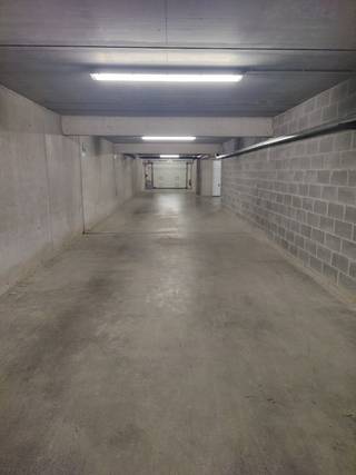 Ruime garagebox (6 x 3m) met grote aanpalende berging. (15m²)Gelegen op een zeer centrale locatie tussen Duinbergen en Heist-aan-Zee, aan de...