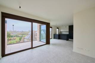 <p><span><strong>Nieuwbouwappartement met 1 slaapkamer en ruim terras</strong></span><span></span></p>
<p>Ontdek dit prachtige appartement in het Agnetenpark, dat zich bevindt in een moderne en comfortabele woonomgeving waar kwaliteit, ruimte en licht centraal staan. Ook staat energiezuinig wonen hier centraal dankzij onder andere de zonnepanelen en het BEN-label (Bijna Energie Neutraal). Dit appartement, gelegen op de tweede verdieping, combineert een doordachte indeling met een aangenaam wooncomfort.</p>
<p>Verder geniet je in de open leefruimte van veel natuurlijk licht. Deze sluit naadloos aan op de keuken, wat zorgt voor een ruimtelijk en uitnodigend gevoel. Dankzij de kwalitatieve afwerking en de praktische indeling is dit appartement ideaal voor wie op zoek is naar een stijlvolle en functionele woonst.</p>
<p>Via de leefruimte heb je toegang tot het gezellige terras van 8 m², een fijne plek om te ontspannen en te genieten van de buitenlucht. Daarnaast beschikt het appartement over een aparte berging die extra opbergruimte biedt en bijdraagt aan het dagelijks comfort.</p>
<p>Het appartement heeft volgende <strong>kenmerken</strong>:<br />- Tweede verdieping<br />- Bewoonbare oppervlakte: 74m²<br />- 1 slaapkamer<br />- Terras van 8 m²<br />- Kwalitatieve afwerking <br />- Lichtrijke leefruimte <br />- Open keuken <br />- Aparte berging<br />- Zonnepanelen aanwezig<br />- BEN-label (Bijna Energie Neutraal)</p>
<p>Een unieke kans om kennis te maken met het wooncomfort en de uitstraling van het Agnetenpark in Peer.<br /><br /><span>Voor </span><strong>meer informatie of een bezoek ter plaatse</strong><span>, klik je op onze website </span><strong>www.jansenrealestate.be</strong><span> bij het pand op de </span><strong>knop 'bezoek aanvragen'.</strong><br /><br /><span>Wij ontzorgen je ook voor de verkoop van je huidige woning! Voor meer uitleg helpen we je graag verder!</span></p>