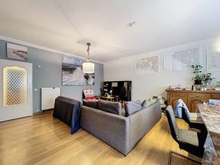 Bent u op zoek naar een instapklaar appartement op een centrale, doch rustige locatie? Dit verzorgde appartement aan de Laaglandweg 71 biedt alle comfort.Indeling:- inkomhal- woon- en eetkamer- keuken- badkamer- slaapkamer 1- slaapkamer 2/ bureau- terrasExtra troeven:- kleinschalig gebouw- goed EPC label B- lichtrijk- goede mobiscore: 8,6/10- terrasHet appartement is beschikbaar vanaf 1 mei 2026.Optie tot het huren van een privatieve garagebox voor 100 euro per maand.De maandelijkse kosten bedragen 120 euro per maand voor de kosten voor de gemene delen, incl. water en verwarming.Bent u geïnteresseerd in dit appartement te huur in Antwerpen? Aarzel dan niet om een bezoekaanvraag in te dienen op onze website, dit kan via de daar voorziene rode balk. Wenst u uw eigendom ook te huur of te koop te stellen? We helpen u graag verder. Steeds tot uw dienst om u verder te helpen met al uw vragen over vastgoed!