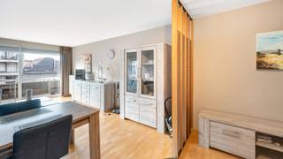 Du côté ensoleillé de la Lippenslaan, à distance de marche de la mer et de la plage, nous vous proposons à la vente cet appartement économe en énergie situé au troisième étage. Idéalement situé dans le centre animé de Knokke, vous profitez de tout le confort avec de nombreux magasins, restaurants et commodités à proximité.<br /><br />Disposition :<br />Hall d’entrée avec toilette, agréable séjour avec accès à la terrasse, cuisine équipée, salle de bains, spacieuse chambre à coucher, deuxième terrasse à l’arrière.<br /><br />Local à vélos et cave privative. <br /><br />Visites ? Sur rendez-vous avec Avantimmo au numéro 050 62 50 55.