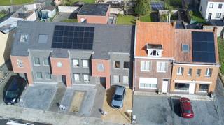 Deze rustig en toch centraal gelegen jonge woning ligt in het centrum van Beke (deelgemeente van Lievegem en nabij Gent) en heeft de volgende indeling:
Inkomhal met gastentoilet, een lichtrijke leefruimte met eetplaats die uitkijkt op het groen, een ruim geïnstalleerde keuken met aansluitend een berging en een grote zithoek.
Op de eerste verdieping zijn er 3 ruime slaapkamers, een badkamer voorzien van een ligbad, inloopdouche en badkamermeubel en een afzonderlijk toilet aanwezig.
Topligging: Winkels, warenhuizen, slager, bakker, schooltje in de directe buurt en het Dorp van Waarschoot op fietsafstand en op minder dan een kwartiertje ben je in Gent.
De moderne architect ademt licht en ruimte en de visuele interactie met het aangenaam terras met de zonnige, privaat ingesloten tuin. Het groot terras staat garant voor zalige, lange zomeravonden met vrienden en familie rond de BBQ en op de eerste verdieping kan je ook genieten van een mooi privaat terras. Een unicum!
Als kers op de taart is er een afzonderlijke garage die bijzonder praktisch is en ook voor de woning is er een private standplaats aanwezig.
Wens je een rondleiding van een Unicum-specialist?
Bel 09 336 16 15 of mail naar info@vastgoedunicum.be, wij helpen u graag verder!
Virtuele rondleiding?
https://youtube.com/shorts/pUDQCXlnBr8