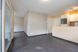 Op zoek naar een comfortabel appartement op een centrale locatie? Dit verzorgde appartement van ca. 80 m² combineert wooncomfort met een interessante investeringsmogelijkheid.<br /><br />Dankzij de uitstekende ligging bevinden winkels, scholen, openbaar vervoer en belangrijke verbindingswegen zich op korte afstand, waardoor u geniet van een vlotte bereikbaarheid en alle dagelijkse voorzieningen binnen handbereik.<br /><br />Binnenin beschikt het appartement over een lichtrijke leefruimte, een praktische en doordachte indeling, twee ruime slaapkamers, een apart toilet en een volledig uitgeruste keuken met moderne toestellen, een aparte ruimte voor wasmachine en doorgkast. Het groot zongerichte terras vormt bovendien de ideale plek om in alle rust van het buitenleven te genieten.<br /><br />Ook op technisch vlak scoort deze eigendom uitstekend. Met een gunstig EPC en een conform gekeurde elektrische installatie bent u verzekerd van een energiezuinige en zorgeloze aankoop.<br /><br />Als extra pluspunten beschikt het appartement over een ondergrondse staanplaats en een privatieve, ruime kelderberging, wat zorgt voor bijkomend comfort en voldoende opbergruimte.<br /><br />Een ideale opportuniteit voor wie op zoek is naar een eigen woonst of een rendabele investering met een aantrekkelijk verhuurpotentieel. Contacteer ons vandaag nog voor meer informatie of een bezoek ter plaatse.