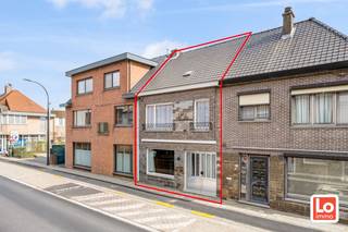 Deze te renoveren gesloten woning met leuke stadstuin bevat op het gelijkvloers een ruime (nog in te delen) inkomhal, een ruime en lichtrijke leefruimte, een basis keuken met aansluitend een terras, een wasplaats/berging en een toilet. Op de eerste verdieping is er een nachthal, drie slaapkamers en een badkamer met douche, lavabo en een toilet. De woning beschikt over alle comfort en wordt verwarmd met een mazoutkachel en elektrische straalradiatoren. Het buitenschrijnwerk bestaat deels uit PVC met dubbel glas, deels uit aluminium met enkel glas en deels uit hout met enkel glas. De woning beschikt eveneens over een grote zolder met potentieel. Het dak werd reeds vernieuwd. De totale oppervlakte van het perceel is 140m².<br />Wil u deze te renoveren stadswoning op een goede locatie bezoeken? Stuur een mail naar gunther@loimmo.be en wij nemen contact met u op.