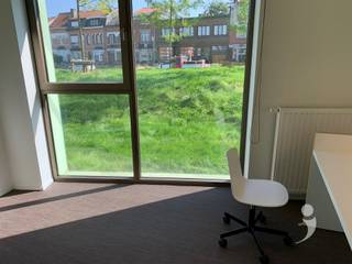 <p><span> </span></p><p><span>Moderne kamer gelegen in studentenresidentie Woods, vlakbij het Belle-Vue park. </span></p><p><span>De residentie is gelegen op een boogscheut van het centrum van Leuven, op wandelafstand van het station en nabij verschillende campussen.</span></p><p><span> </span></p><p><span>De kamer is voorzien van een uitklapbaar tweepersoonsbed (140cm x 200cm - matras niet incl.), ingebouwde kleerkasten, waardoor er meer dan voldoende opbergruimte is. De kamer heeft ook een ingebouwde bureau met  boekenplank en persoonlijke frigo met vriesvak. Verder beschikt de kamer over een persoonlijke badkamer met douche, lavabo en toilet.</span></p><p><span>De fietsenstalling is bereikbaar met de lift of via de trappenhal.</span></p><p><span> </span></p><p><span>Per verdieping zijn er twee keukens, die gedeeld worden met maximaal 10 personen. De keukens zijn voorzien van een oven, microgolf, vitro-keramische kookplaat, eettafel, wastafels en een persoonlijke opbergkast die op slot kan. Elke keuken heeft ook zijn eigen terras.</span></p><p><span> </span></p><p><span>Er is ook een gemeenschappelijke ontspanningsruimte met televisie, zetels, tafels en een kickertafel. Verder is er ondergronds nog een afsluitbare fietsenstalling, afvallokaal en een wasplaats met wasmachine en droogkast. </span></p><p><span>Huurprijs = €645 + €50 lasten energie</span></p><p><span> </span></p><p><span>*De Foto's in de advertentie zijn van een gelijkaardige studentenkamer.</span></p><p><span> </span></p><p><span>Interesse? Contacteer ons via  </span><span><span>student@immolivit.be</span></span><span> </span></p><p><span> </span></p>