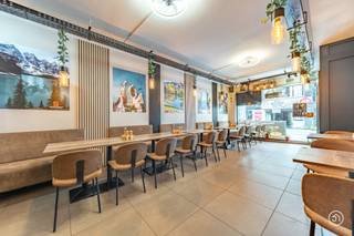 Op een uitstekende locatie in de bruisende winkelstraat van Bornem, bevindt zich deze veelzijdige handelszaak met bovenliggend appartement. Dankzij de centrale ligging geniet het pand van een uitstekende visibiliteit en een constante passage, ideaal voor wie wonen en ondernemen wil combineren.<br /><br />De handelszaak en het appartement zijn te bereiken via een aparte inkom, wat dit pand nog aantrekkelijker maakt als investering.<br /><br />Bij het betreden van het pand kom je terecht in de open ruime handelsruimte (146 m²), perfect voor diverse commerciële activiteiten. Achteraan bevinden zich twee aparte toiletten en een tweede keuken/bergruimte, wat zorgt voor extra praktische mogelijkheden. Boven deze ruimte bevindt zich nog een bureauruimte/studio. <br /><br />De handelsruimte biedt toegang tot een aangename buitenruimte waar je in alle rust kan genieten van een moment buiten. Daarnaast beschikt het pand over een kelder, ideaal als extra opslagruimte.<br /><br />Via de aparte inkom, kom je terecht in het appartement (98 m²). Op de eerste verdieping bevindt zich een leefruimte, een keuken en een badkamer. De tweede verdieping biedt plaats voor drie slaapkamers, waardoor het pand ruim aanvoelt en heel wat potentieel heeft.<br /><br />De handelszaak is verhuurd wat zorgt voor een mooi rendement.<br /><br />Ben je op zoek naar een eigendom waar wonen en werken perfect samengaan of een investeringspand?<br />Neem gerust contact op via yordi@julimmo.be of 03 303 39 36.