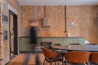 <p><strong>Ruimte om te delen. Of om gewoon royaal te leven.</strong><br />In de Osystraat, midden in Antwerpen, vind je dit indrukwekkend appartement van maar liefst 147 m². Ideaal voor wie graag samenwoont, cohouset of simpelweg zegt: <em>“Ik wil plaats. Veel plaats.”</em></p>
<p>Drie volwaardige slaapkamers, twee badkamers en een leefruimte waar baksteen, hout en licht perfect samenkomen. Stoer en warm tegelijk. Een interieur met karakter en comfort. Hier kook je samen lange avonden bij elkaar, of trek je je net zo makkelijk even terug met een goed boek (of een goed glas).</p>
<p>De vibe? Urban, huiselijk en verrassend rustig, ondanks de stad die letterlijk aan je voeten ligt. Alles dichtbij, maar binnen vooral: goesting om te blijven.</p>
<p>Benieuwd of dit jouw volgende thuis kan worden?<br />Kom het gerust ontdekken, en goed nieuws: in dit gebouw zijn er meerdere gelijkaardige types die we met plezier aan je voorstellen.</p>
<p>Bel ons, mail ons,… wij staan klaar om een rondleiding te geven!</p>
