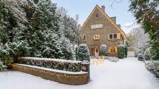 Villa majestueuse et pleine de caractère à proximité de l'abbaye de Tongerlo. La maison a été construite en 1933 par l'architecte Jan Lauwers dans...