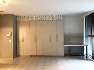 <p>Deze gezellige studio TE HUUR is gelegen op wandelafstand van de Grote Markt van Oudenaarde, winkels..</p><p>De studio omvat een lichtrijke living met keukenhoek, badkamer met douche en toilet + een terras.<br />In de kelder heb je een individuele berging en er is ook een gemeenschappelijke fietsenstalling.</p><p>De gemeenschappelijke kosten bedragen €50/mnd</p><p>Interesse?<br />Vraag uw bezoek aan via onze website www.immodhondt.be </p>