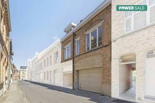 Huis te koop met 3 slaapkamers, 2 badkamers en een zongericht terras pal in het centrum van Ieper. De woning is gelegen in het Pensenstraatje 1 op wandelafstand van de Grote Markt. De woning beschikt ook over een garage wat onbetwist een meerwaarde is! Zeer interessant als investering! De woning bestaat uit: Gelijkvloers: Inpandige garage - Ruime inkomhal met technische ruimte via het Pensenstraatje. Verdiep +1: Lichtrijke woonkamer met toegnang tot de keuken - Hal met toegang tot de eerste badkamer voorzien van lavabo, douche en toilet - Zongericht terras - Via de eerste slaapkamer kom je terecht in de tweede slaapkamer. Verdiep +2: Volledig ingerichte en afgewerkte zolder (kan dienst doen als 2 slaapkamers) - Badkamer voorzien van lavabo, douche en toilet. ALGEMEEN: - Goeie locatie, pal in het centrum van Ieper - Zeer interessant als investering! - Centrale verwarming op aardgas (condensatieketel van 2024!) - Werkelijke betere EPC score wegens extra uitgevoerde isolatiewerken - Dakisolatie aanwezig! - Vernieuwde PVC-ramen De eigendom wordt aangeboden via de Power-sale formule. Van 15/12/2025 om 09:00 tot 19/12/2025 om 18:00 kan u de woning op afspraak komen bezichtigen en een bod uitbrengen. De vermelde prijs is een instelprijs. Voor meer info, gelieve contact op te nemen met de dossierverantwoordelijke.