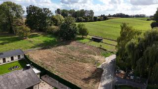 Situé dans un environnement particulièrement calme et rural, dans la Bosstraat à Aspelare (Ninove), ce terrain à bâtir destiné à une construction 4 façades offre une superficie totale d’environ 652 m².<br /><br />La parcelle combine le meilleur des deux mondes : vous profitez du calme et du caractère verdoyant de l’environnement, tout en restant à proximité des principaux axes routiers de Ninove, des commerces et des écoles.<br /><br />La vente comprend le Lot 1 d’environ 494 m², destiné à la construction d’une maison unifamiliale 4 façades, ainsi qu’une parcelle de jardin située à l’arrière de 158 m². L’ensemble bénéficie ainsi d’une superficie particulièrement généreuse et d’un agréable caractère rural.<br /><br />Terrain :<br />+ Destiné à une maison unifamiliale 4 façades<br />+ Possibilités de construction contemporaines avec toiture plate et maximum 2 niveaux (hauteur maximale de 6,5 m)<br />+ Profondeur de construction possible de 15 m au rez-de-chaussée et de 12 m à l’étage<br />+ Sous-sol autorisé<br />+ Activité complémentaire autorisée jusqu’à maximum 100 m², à condition que la fonction résidentielle reste la fonction principale<br /><br />Atouts supplémentaires :<br />+ Agréable vue rurale depuis le jardin arrière<br />+ Jardin arrière avec possibilité de dépendances non attenantes jusqu’à maximum 40 m²<br />+ Carport possible jusqu’à maximum 30 m²<br /><br />Lotissement autorisé à Ninove en date du 17/10/2025 sous la référence OMV 2025056237. Les possibilités de construction mentionnées ci-dessus concernent le Lot 1 et restent toujours soumises aux permis et prescriptions urbanistiques en vigueur.<br /><br />Test de l’eau : P-score : B.<br /><br />Contactez Brian Rollier via brian.rollier@albert.immo ou au 0472 98 02 27 pour plus d’informations ou pour fixer un rendez-vous.<br /><br />Chez Albert, vous vous sentez chez vous !