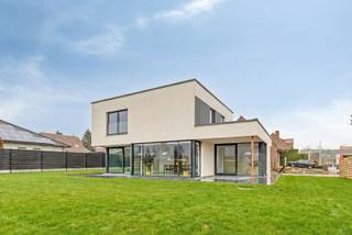 <span><span><strong>KANTWERK </strong>is een kleinschalig en uiterst energiezuinig nieuwbouwproject bestaande uit 3 gekoppelde woningen in landelijke stijl en één moderne alleenstaande villa langs de Kantwerkersstraat. </span></span><br /><span><span><strong> <br />Bouwonderneming Canneyt BV </strong>is niet aan zijn proefstuk toe. Door jarenlange ervaring weten deze vakmensen wat de behoeftes zijn van hun klanten. <br /><strong>Comfort, energiezuinigheid, kwaliteit en een afwerking tot in de kleinste details </strong>zijn dan ook de eigenschappen van deze kleinschalige realisatie.<br /><br />Tijdens de ontwerpfase werd veel aandacht geschonken aan enerzijds de <strong>energiezuinigheid</strong> en anderzijds het <strong>wooncomfort </strong>van de bewoners:</span></span>
<ul>
	<li><strong><span><span>Praktische indeling;</span></span></strong></li>
	<li><strong><span><span>veel lichtinval;</span></span></strong></li>
	<li><span><span><strong>vloerverwarming; </strong></span></span></li>
	<li><strong><span><span>warmtepomp (lucht/water) met zonnepanelen; </span></span></strong></li>
	<li><strong><span><span>vergaande afwerking;</span></span></strong></li>
	<li><strong><span><span>hoogwaardige ALU raamprofielen voorzien van screens. </span></span></strong></li>
</ul>
<span><span>Op deze manier is het zowel binnen als buiten aangenaam vertoeven.<br /><br /><strong><u>Indeling van villa:</u></strong> <br />Gelijklvoers: ruime inkomhal met gastentoilet, royaal ingedeelde leefruimte/open keuken van meer dan 60 m² met aansluitend bureauruimte van 8m².<br />Eerste verdieping: 3 slaapkamers (13,45m², 13,45m² en 17,84m²), badkamer uitgerust met ligbad, douche, dubbele lavabo en aansluitende inloopdressing, afzonderlijk toilet en een berging.<br />Exterieur: volledig omheinde tuin, carport aangelegd en afgewerkt met een oprit in grindmatten.<br /><br /><u><strong>Lastenboek:</strong></u><br />Het lastenboek voorziet ruime budgetten voor de verdere afwerking van uw droomwoning. De bouwheer heeft hierin kosten nog moeite gespaard om u verder te begeleiden in samenwerking met de betere leveranciers in de regio. Wij geven u graag wat meer uitleg bij een gesprek op kantoor of tijdens een bezoek aan de werf. <br /><br /><u><strong>Villa:</strong></u> Gerealiseerd op een ruim perceel van <strong>796 m²</strong><strong> </strong>en met maar liefst <strong>201 m</strong><sup><strong>2</strong> </sup>aan bewoonbare oppervlakte. <br /><br /><strong><u>Wat maakt KANTWERK uniek:</u></strong></span></span>

<ul>
	<li><span><span>Energiezuinig project (<strong>warmtepomp (l/w), zonnepanelen per woning</strong>,…);</span></span></li>
	<li><span><span><strong>kleinschalig project</strong>;</span></span></li>
	<li><span><span><strong>rustige ligging</strong>;</span></span></li>
	<li><span><span>kwalitatieve architectuur en materiaalkeuze;</span></span></li>
	<li><span><span>tot in de puntjes afgewerkt, geen bijkomende kosten meer voor de koper;</span></span></li>
	<li><span><span>...</span></span></li>
</ul>
<span><span><strong>OPMERKING:</strong> Deze realisatie is tot in de details afgewerkt. De carport is tevens vergund en geplaatst. De oprit en parkeerplaatsen zijn voorzien van grindmatten. Paadjes en terrassen werden reeds aangelegd in natuursteen en de tuin werd omheind. Kortom: U heeft als koper een minimum aan kosten voor verdere afwerking. </span></span><br /><br /><span><span><em>De oplevering van dit nieuwbouwproject is voorzien bij akte.<br />De afwerkingen voor tuin en terras zitten niet inbegrepen in bovenstaande prijszetting </em></span></span><span><span><em>(Meer info omtrent oplevering en uitgewerkte detailprijs per woning te verkrijgen bij de makelaar)</em></span></span><span><span><em>. </em><br /><br /><strong>Bent u op zoek naar een unieke nieuwbouwwoning in landelijke stijl of een moderne alleenstaande villa? Plan dan snel uw afspraak! Contacteer ons op het nummer 051 50 11 51 of via diksmuide@diksimmo.be.</strong></span></span>