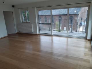 Op wandelafstand van o.a. bakker, slager, horeca, ... situeert zich residentie Habeauté, een tijdloze, energiezuinige residentie met tijdloze architectuur. <br /><br />Het hoekappartement situeert zich op de tweede verdieping, met een weids uitzicht tot gevolg. De indeling is als volgt; ruime privatieve inkomhal, lichtrijke leefruimte met -geïnstalleerde- open keuken (en een ruime aansluitende berging), 2 slaapkamers, badkamer, gastentoilet en eveneens een kelderberging (10 m²). <br /><br />Eveneens: staanplaats onder carport.<br /><br />Provisie kosten: 100 EUR / maand.<br /><br />Kortom, stijlvol wonen met veel licht en ruimte.
