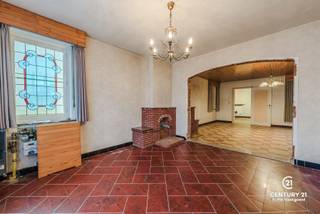 <p>Bent u op zoek naar een woning die u volledig naar eigen smaak kan inrichten, op een uitstekende locatie? Dan is deze te renoveren woning in Oud-Turnhout zeker een bezoek waard.<br /><br />De woning is gelegen dicht bij het bruisende centrum, met winkels, scholen en openbaar vervoer op wandelafstand, terwijl u toch geniet van de rust van een aangename woonomgeving.<br /><br />Via de inkomhal betreedt u de woning, die leidt naar de ruime woonkamer. Aansluitend bevindt zich de keuken, die u volledig naar eigen smaak en stijl kan inrichten. De badkamer is voorzien van een zitbad met badkamermeubel. Verder beschikt de woning over een apart toilet en een ruime berging.<br /><br />Op de bovenverdieping bevinden zich drie slaapkamers. Daarnaast is er nog een zolderverdieping, die extra mogelijkheden biedt voor opslag of verdere inrichting.<br /><br />Extra troef: het perceel rechts van de woning staat eveneens te koop. Dit perceel bouwgrond heeft een totale oppervlakte van 301 m², wat bijkomende mogelijkheden biedt voor uitbreiding, een nieuwbouwproject of investering (onder voorbehoud van de geldende voorschriften).<br /><br />Deze eigendom is ideaal voor wie op zoek is naar een renovatieproject met veel potentieel, eventueel in combinatie met een interessante bouwgrond, op een topligging in Oud-Turnhout.</p>