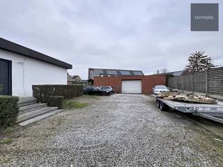 Deze eigendom is ideaal voor wie wonen en werk of hobby wil combineren.Naast de praktische bungalow bevindt zich namelijk een bijgebouw van 180m² en...