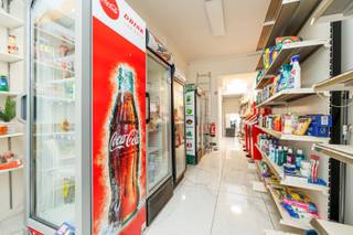 Vergunde opbrengsteigendom bestaande uit 3 appartementen én handelsruimte (horeca) in het bruisende stadscentrum!Het gebouw betreedt men via de...