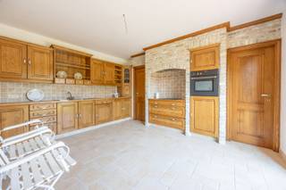 Deze landelijke villa is rustig gelegen in een villawijk nabij de duinen van Oostduinkerke. Hier kunt u volop genieten van een rijkelijk lichtinval en de ruime woonoppervlakte. Er is een inpandige garage, gelijkvloerse kamer met douchekamer en op verdiep nog ruime slaapkamers en badkamer.<br /><br />De tuin is zongericht en u bevindt zich in een oase van rust, doch nabij Oostduinkerke-Dorp.<br /><br />De indeling van de villa is als volgt:<br />Inkom, wc, leefruimte, keuken, garage, kamer met douchekamer, op het verdiep 3 slaapkamers waarvan 1 met bergruimte, nachthal.<br /><br />Enkele troeven:<br />- Zonovergoten tuin<br />- Natuurlijke omgeving<br />- Rust