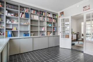 Charmante en authentieke halfopen bebouwing met een doordachte indeling en ruimte met ruime opslagplaats achteraan het perceel.De opslagplaats is...