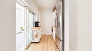 Recente gerenoveerde woning met 3 slaapkamers in Ledeberg<br /><br />Deze prachtige, recent gerenoveerde woning is gelegen in de Hilarius Bertolfstraat 25 te Ledeberg (Gent), een aangename en centrale woonomgeving op korte afstand van Gent centrum. <br /><br />Dankzij de uitstekende ligging geniet u van een vlotte bereikbaarheid met zowel de wagen als het openbaar vervoer. <br />De woning ligt dichtbij belangrijke invalswegen zoals de E17, waardoor omliggende steden en gemeenten gemakkelijk bereikbaar zijn. <br />Ook het openbaar vervoer is uitstekend aanwezig, met verschillende tram- en busverbindingen in de buurt.<br /><br />Voor wie graag geniet van rust en groen ligt het mooie Park De Vijvers op wandelafstand. Dit park vormt een groene oase in Ledeberg, ideaal voor ontspannende wandelingen, sport of een momentje buiten.<br /><br />Met een uitstekende Realo Mobiliteitsscore van 95% is dit de ideale woning voor wie comfortabel en centraal wil wonen.<br /><br />Bij het binnenkomen van de woning komt u terecht in een aangename inkomhal. De gelijkvloerse verdieping omvat een ruime en lichtrijke leefruimte met aansluitend een volledig uitgeruste keuken. Deze moderne keuken beschikt over een vaatwasmachine, kookplaat, dampkap en combi-oven. De leefruimte geeft bovendien rechtstreeks toegang tot het ruime terras.<br />Op de verdiepingen bevinden zich 3 volwaardige slaapkamers, ideaal voor een gezin, thuiswerk of extra hobbyruimte. Daarnaast beschikt de woning over een stijlvolle full-in badkamer met dubbel wasmeubel, douche en ligbad, waar comfort centraal staat.<br /><br />Troeven van deze woning:<br />• Recent gerenoveerde woning<br />• 3 volwaardige slaapkamers<br />• Ruime leefruimte met veel lichtinval<br />• Volledig uitgeruste moderne keuken<br />• Ruim terras <br />• Badkamer met douche, ligbad en dubbel wasmeubel<br />• Topligging nabij centrum Ledeberg<br />• Op wandelafstand van Park De Vijvers<br />• Vlotte verbinding naar E17 en openbaar vervoer<br />• Uitstekende mobiliteitsscore van 95%<br /><br /><br />Voor meer informatie of een bezoek, contacteer Thomas via thomas@vicusvastgoed.be of op het nummer 0474 26 27 58.