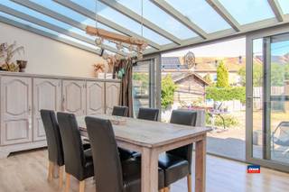 <p><span>SCHELLE | WONING MET VIER SLAAPKAMERS EN ZUIDTUIN IN EEN DOODLOPENDE STRAAT | EPC B |</span></p><p><span>Indeling als volgt: inkomhal met aparte toilet - woonkamer met ruime eetplaats - geïnstalleerde keuken - leuke zuidtuin.</span></p><p><span>Eerste verdieping: traphal - twee slaapkamers - badkamer met douche, ligbad en lavabo - wasplaats - bureau met vaste trap naar tweede verdieping.</span></p><p><span>Tweede verdieping: twee slaapkamers - zolderkamer.</span></p><p><span> </span></p><p><span>Grote troeven: </span></p><ul><li><span>Zeer energiezuinig (EPC B)</span></li><li><span>Gelegen in rustige woonwijk in doodlopende straat vlakbij winkels, scholen en openbaar vervoer, ...</span></li><li><span>Zuidtuin met tuinhuis</span></li><li><span>Bijgebouwde veranda met veel lichtinval</span></li><li><span>Veel slaapkamers</span></li><li><span>Op een boogscheut van groen en de Rupel</span></li></ul><p><span> </span></p><p><span> </span></p>