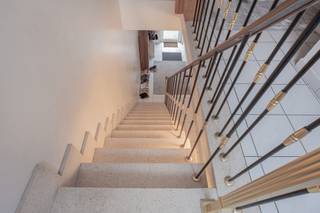 This move-in ready home is centrally located (Dampoort station and 5 min cycling from Ghent city centre). It has three full-size bedrooms, a fully equipped bathroom, a separate toilet and a pleasant courtyard that provides additional outdoor space. The kitchen is functional and fully equipped, with the necessary appliances and plenty of storage space. Thanks to its convenient location, all necessary amenities such as shops, schools and public transport are in the immediate vicinity. <br />On the ground floor is the entrance hall, which provides access to a large, partly covered courtyard. <br />The first floor comprises a spacious living room of 29m², divided into a sitting and dining area, a fully equipped kitchen, a toilet and a bathroom. <br />On the third floor are a playroom and three bedrooms: bedroom 1 (10.89m²), bedroom 2 (17.78m²) and bedroom 3 (13.5m²).<br />Currently the property is part of a building with a commercial ground floor, but for the deed it will be legally split off.<br />No renovation obligation
