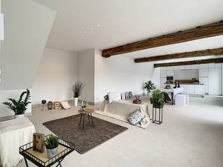 <strong>PUUR GENIETEN!</strong> Op zoek naar een <strong>UNIEK</strong>, <strong>LUXUEUS </strong>woonproject in het <strong>HISTORISCHE STADSCENTRUM </strong>van Oudenaarde? U vindt dit hier!<br /><br />Dit appartement is gelegen op het eerste verdiep van een kleinschalig project dat werd uitgewerkt met <strong>KARAKTERVOLLE </strong>en <strong>KWALITATIEVE </strong>materialen. U kan genieten van alle rust, doch bij het buitenstappen van het gebouw bent u midden in het bloeiende centrum van Oudenaarde. <br /><br /><strong>EXTRA TROEF: ZONNEPANELEN, </strong>deze garanderen een lage elektriciteitsfactuur! Het appartement heeft een ruime gemeenschappelijke berging voor fietsen en vuilbakken. <br /><br />U stapt binnen in de <strong>MAJESTUEUZE </strong>gemeenschappelijke hal, de <strong>LIFT </strong>brengt u naar het eerste verdiep waar dit appartement gelegen is. De inkom is geïntegreerd met de woonruimte en heeft een enorm <strong>RUIMTEGEVOEL </strong>door de hoge plafonds<strong>, </strong><strong>AUTHENTIEKE HOUTEN BALKEN</strong> en veel <strong>LICHTINVAL</strong>. De open keuken is volledig geïnstalleerd en heeft voldoende opbergplaats. Op het aansluitende zonneterras kan u ten volste genieten van de <strong>RUST</strong>. Verder is er een ruime berging met aansluiting voor wasmachine en een apart toilet. De badkamer is uitgerust met een ligbad en inloopdouche! De 3 slaapkamers kan u bereiken via de nachthall op het volgende verdiep. <br /><br /><em>Opmerking: Het appartement is geschikt voor maximum 3 à 4 personen! Omdat je financieel comfortabel zou kunnen huren wordt de volgende basisregel gehanteerd: € 1200*3 = € 3600</em><br /><br /><strong>Adres:</strong> Broodstraat 16 bus 202 - 9700 Oudenaarde<br />Huurprijs: € 1200,00/maand + € 50,00/maand gemeenschappelijke kosten<br />Beschikbaar vanaf 1 oktober 2026!<br />EPC: A label - E20