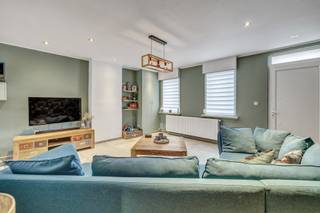 <p>Voor meer info of een bezoek, bel Leentje - 054 78 90 01 - Deze woning in Erwetegem is<strong> volledig gerenoveerd met kwalitatieve materialen en is werkelijk instapklaar</strong>. Op het gelijkvloers komt u binnen in de ruime living met aangrenzend <strong>de vernieuwde en ingerichte keuken</strong>. Verder op het gelijkvloers bevindt zich een berging én toegang tot het gedeeltelijk overdekt terras. Achteraan de woning is er zicht op de tuin die voor alle duidelijkheid <strong>niet</strong> behoort tot de woning! Tevens is er een kelder aanwezig. Op de eerste verdieping bevindt zich een nachthal, een badkamer met ligbad en <strong>een eerste slaapkamer</strong>. Op de tweede verdieping is er <strong>een ruime tweede slaapkamer van bijna 20m²</strong>. Gunstig<strong> EPC B</strong> = laag energieverbruik -<strong> Elektriciteit conform</strong> - <strong>Asbestveilig</strong>. Ideale starterswoning mét topverbinding naar centrum én station Zottegem. (Maatregelen opgenomen in het maatregelenregister: neen)</p>