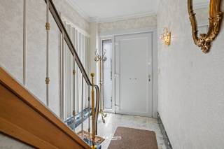 BEZOEKMOMENT – maandag 27/07 van 17.00 u. tot 19.00 u.<br /><br />Ben je op zoek naar een woning met veel ruimte en een uitzonderlijk grote garage? Dan is deze halfopen bebouwingin de Gaverlandstraat te Melsele zeker een bezoek waard. Met 3 slaapkamers, een garage van maar liefst ca. 100 m² en een centrale ligging biedt deze eigendom tal van mogelijkheden voor gezinnen, hobbyisten of zelfstandigen.<br /><br />Je komt binnen in de inkomhal, die toegang geeft tot de ruime leefruimte met gezellige sfeerverwarming. Aansluitend bevindt zich de volledig geïnstalleerde keuken met ontbijthoek, uitgerust met een kookplaat, oven, vaatwasser, koelkast, spoelbak en dampkap.<br /><br />Verder vind je op het gelijkvloers een badkamer met ligbad, een toilet en een praktische wasplaats.<br /><br />Op de eerste verdieping bevinden zich 3 ruime slaapkamers en een tweede badkamer met douche en toilet. Daarnaast is er nog een ruime zolder, ideaal om extra slaapkamers te creëren of als stockageruimte. Ook zijn er nog een kelder en een technische ruimte met de mazoutketel aanwezig.<br /><br />Verder vind je ook nog een garage van ongeveer 110 m². Dankzij de ruime oprit is deze eenvoudig bereikbaar en perfect geschikt voor het stallen van meerdere wagens, een bestelwagen of als werkplaats voor een zelfstandige. Bovendien beschikt de garage over een smeerput en een ruime koelcel, wat extra mogelijkheden biedt voor diverse activiteiten.<br /><br />Achter de garage bevindt zich nog een gezellige tuin, waar je in alle rust kan genieten van het buitenleven.<br /><br />Extra troeven:<br />- Ideaal voor zelfstandigen, hobbyisten of autoliefhebbers<br />- Ramen vervangen naar hoogrendemensglas <br />- 2 badkamers<br />- Zolder met uitbreidingsmogelijkheden<br />- Oprit met voldoende parkeergelegenheid<br /><br />De woning beschikt over een EPC F en valt bijgevolg onder de renovatieplicht.<br /><br />Een unieke opportuniteit voor wie op zoek is naar een woning met uitzonderlijk veel bergruimte en tal van mogelijkheden op een centrale ligging.<br /><br />Contacteer ons via 052 46 38 03 voor meer informatie of een bezoek.<br />