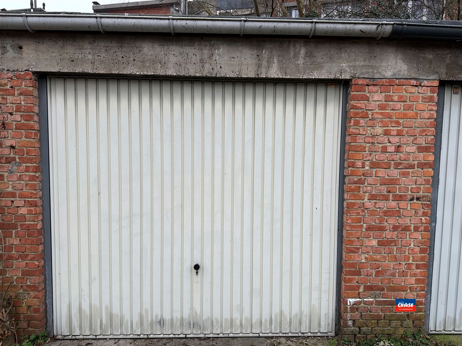 HOBOKEN | GARAGEBOX MET MANUELE KANTELPOORT GELEGEN IN DE DOKTER EMIEL VAN DAMMESTRAAT | geen nutsvoorzieningen | D 6m x B 3m | regio Portugezenhoek