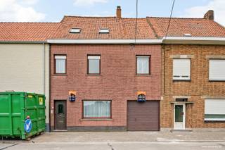 Bent u op zoek naar een <strong>ruime woning met potentieel in Heule</strong> <strong>(Kortrijk)</strong>? Dan is deze te renoveren gezinswoning, gelegen in de <strong>St.-Katharinastraat 26</strong>, zeker een bezoek waard.<br /><br />De woning bevindt zich op een perceel van maar liefst <strong>1.160 m²</strong> en biedt tal van mogelijkheden voor wie een woning volledig naar eigen smaak wenst te vernieuwen.<br /><br />Op het gelijkvloers beschikt de woning over een inkomhal, een ruime woonkamer, keuken, berging en badkamer. Daarnaast is er een praktische kelder aanwezig.<br /><br />De eerste verdieping omvat een nachthal en <strong>drie volwaardige slaapkamers</strong>. Via een luik bereikt u de zolderverdieping, die extra opslagruimte biedt en potentieel heeft voor verdere inrichting (momenteel zonder vaste trap).<br /><br />Een absolute troef is de diepe achtertuin met diverse bergingen en tuinconstructies. Hier geniet u van een <strong>rustgevend landelijk uitzicht</strong>, wat zorgt voor een aangename woonomgeving met veel privacy.<br /><br />Verder beschikt de woning over een <strong>dubbele garage met doorgang naar de tuin</strong>, ideaal voor wie extra bergruimte nodig heeft of meerdere voertuigen wenst te parkeren.<br /><br />Dankzij de gunstige ligging in Heule combineert deze woning de rust van het buitenleven met een vlotte bereikbaarheid naar Kortrijk, winkels, scholen en belangrijke invalswegen.<br /><br /><u>Troeven</u><br /><br />* Perceel van 1.160 m²<br />* Rustige ligging in Heule<br />* 3 slaapkamers<br />* Zolder en kelder aanwezig<br />* Dubbele garage met doorgang<br />* Grote tuin met bijgebouwen<br />* Landelijk zicht achteraan<br />* Renovatieproject met veel potentieel<br /><br />Deze woning is de ideale opportuniteit voor handige kopers, investeerders of gezinnen die op zoek zijn naar een woning met ruimte, karakter en tal van mogelijkheden.<br /><br /><strong>Interesse? Contacteer ons vandaag nog voor een bezoek.</strong>