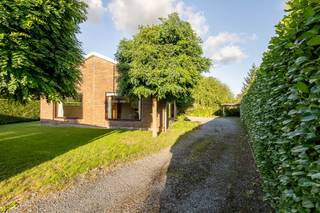 Op zoek naar een <strong>woning met potentieel</strong> die u volledig naar eigen smaak kunt renoveren? Deze woning in de <strong>Beneluxstraat 17 in Ingelmunster</strong> biedt <strong>een mooie basis, veel licht en ruimte en tal van mogelijkheden</strong> om er een hedendaagse thuis van te maken.<br />Dankzij de <strong>open ligging</strong> geniet de woning van een<strong> aangename lichtinval</strong>. Er bevindt zich <strong>een ruime oprit </strong>die doorloopt tot aan de<strong> carport</strong> achteraan het perceel.<br /><br /><strong>Indeling:</strong><br />Via <strong>de inkomhal met gastentoilet</strong> komt u in de <strong>lichtrijke woonkamer met houtkachel</strong>. Aansluitend bevinden zich <strong>de keuken</strong> en een <strong>ruime, praktische berging</strong>.<br />De <strong>nachthal</strong> geeft toegang tot <strong>drie slaapkamers</strong> en de<strong> badkamer</strong> met <strong>dubbele lavabo en douchebad</strong>. Daarnaast beschikt de woning over een <strong>inpandige garage</strong> en <strong>een zolder die extra bergruimte biedt.</strong><br /><br /><strong>Troeven:</strong><br />• Alle ramen reeds vernieuwd met PVC schrijnwerk en HR glas<br />• Centrale verwarming op aardgas<br />• Rolluiken aanwezig<br />• Drie slaapkamers<br />• Inpandige garage<br />• Ruim perceel met tuin, oprit en carport<br />• Heel wat mogelijkheden om de woning naar eigen smaak te renoveren<br /><br /><strong>Renovatieplannen in gedachten?</strong><br />Wij kunnen samen met kandidaat kopers hun <strong>renovatieplannen simuleren via een erkend simulatieprogramma</strong>. Zo krijgt u een duidelijk beeld van de geplande renovatiewerken en de<strong> bijhorende kostprijs</strong>. Deze simulatie <strong>kan als offerte worden meegenomen naar de bank</strong> en kan zo een handige <strong>ondersteuning vormen bij de bespreking van de financiering.</strong><br /><br />Interesse? Plan uw bezoek via julie@immo-casa.be of bel naar 0493/19 85 97.